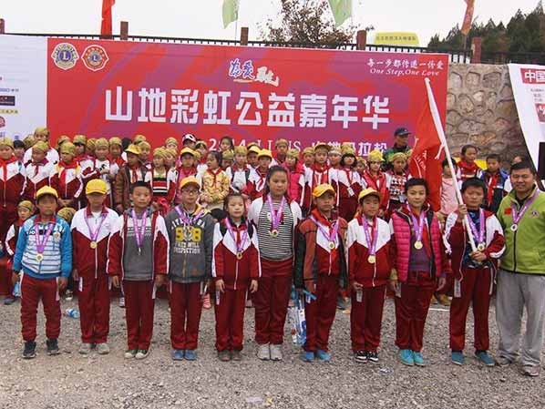 以愛之名，貼地疾行