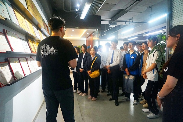 6校企合作 走進職場 協(xié)同育人丨歡迎北京市經(jīng)貿(mào)高級技術(shù)學校師生來ZOBO卓邦參觀學習