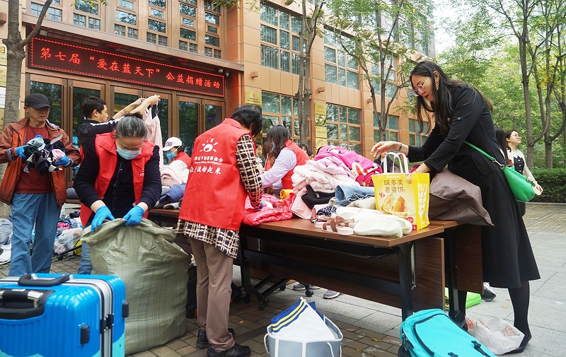 3發(fā)揮黨員先鋒模范作用 ZOBO卓邦第七屆“愛在藍(lán)天下”公益捐贈
