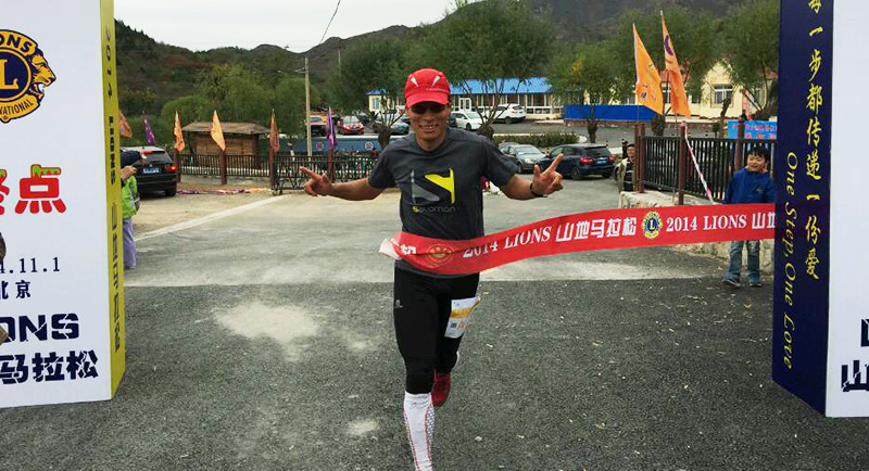 以愛(ài)之名，貼地疾行