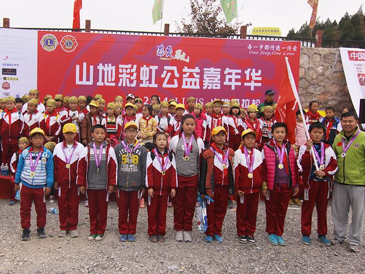 以愛之名，貼地疾行